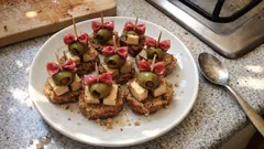 Salámové mašličky s olivami: rychlé jednohubky na oslavu bez vaření