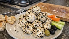 Feta kuličky v sezamu: rychlá sýrová jednohubka bez pečení, kterou zvládnete dopředu