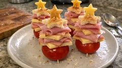 Vánoční stromky z toastu se šunkou a sýrem: efektní jednohubky hotové za pár minut