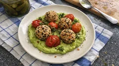 Sezamové kuličky z uzeného pstruha s avokádovým krémem a konfitovanými rajčaty