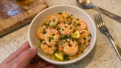 Krevety na másle s česnekem a citronem: rychlá večeře hotová za pár minut