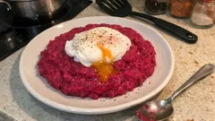 Cviklové pyré s pošírovaným vejcem: krémová večeře s tekutým žloutkem