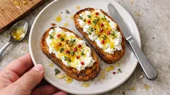 Bruschetta s medem, citronem a růžovým pepřem: rychlé pohoštění bez vaření