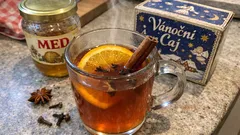 Vánoční čaj z černého čaje a citrusů: voňavý hrnek hotový za chvíli