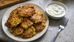 Cuketové placky na pánvi: křupavé okraje a vláčný střed, vždycky drží tvar