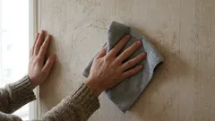 Málokdo utírá tapety - a má to dobrý důvod: právě tam se nejrychleji zašpiní.