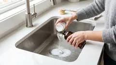 Jak vyčistit odtok kuchyňského dřezu - a nadobro zastavit ucpávání a nepříjemný zápach