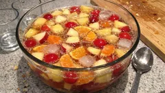 Novoroční ovocná bowle se sektem a rumem: ovoce nechte 2 hodiny rozležet