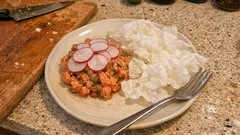 Lososový tatarák s ponzu a wasabi: svěží předkrm s ředkvičkou a rýžovými chipsy