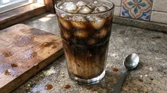 Ledová káva s pravou vanilkou a kapkou Sambucy: rychlý drink jako z kavárny