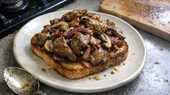 Restovaná kuřecí játra se slaninou a žampiony: šťavnatá směs na topinky